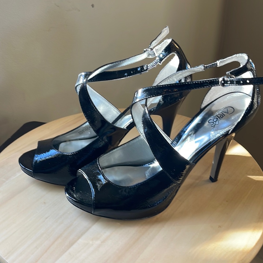 Carlos by Carlos Santana strappy patent black heels. Size 9.